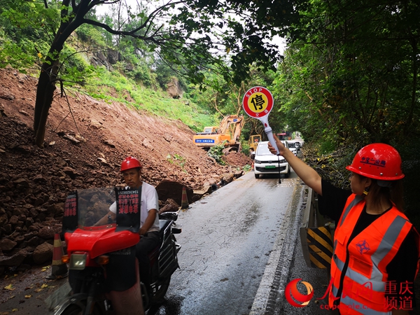 人民网报道：中交一公局三公司紧急抢通国道318线万州段                                                                                                                                                                                    